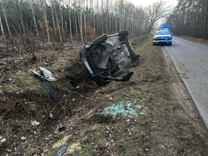 Samochód leży w rowie.