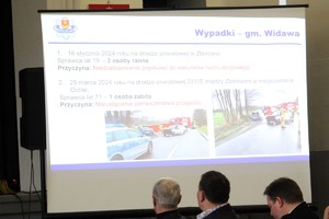 Na ekranie projektora wyświetla się prezentacja.