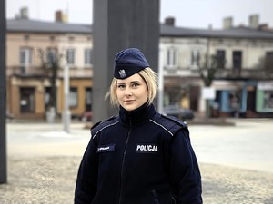 Policjantka pozuje do zdjęcia.