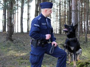 Przewodnik psa służbowego wraz ze swoim psem.