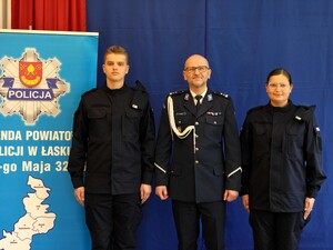 Nowi Policjanci pozują do zdjęcia z Komendantem.