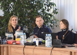 Policjanci siedzą przy stole.