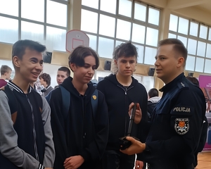Policjant rozmawia z uczniami.