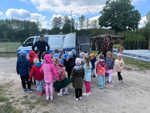 Spotkanie policjanta z przedszkolakami.