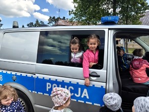Spotkanie policjanta z przedszkolakami.
