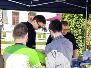 Policjanci podczas pikniku.