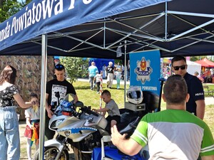 Policjanci podczas pikniku.