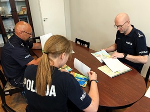 Komisja konkursowa ocenia prace plastyczne.