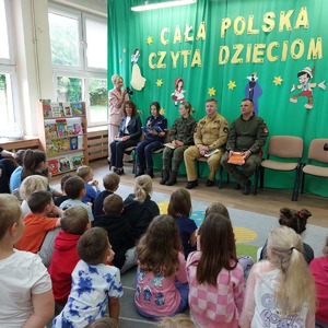 Policjantka czyta dzieciom.