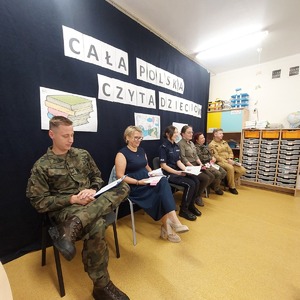 Policjantka czyta dzieciom.