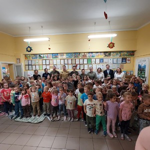 Policjantka czyta dzieciom.