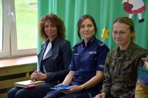 Policjantka czyta dzieciom.