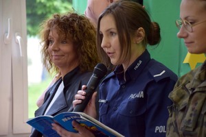 Policjantka czyta dzieciom.