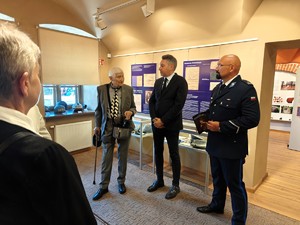 Osoby stoją w muzeum.
