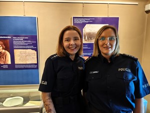 Policjantki pozują do zdjęcia.
