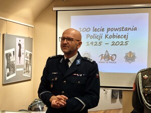 Komendant przemawia do zebranych osób.