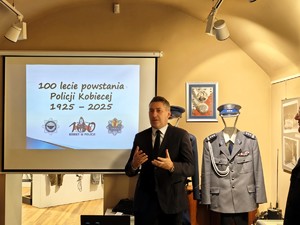 Pan Jarosław Olbrychowski przemawia do zebranych osób.