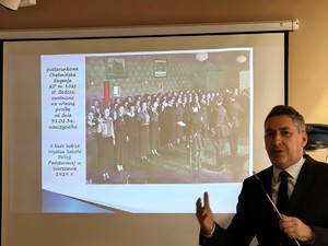 Jarosław Olbrychowski prowadzi wykład.