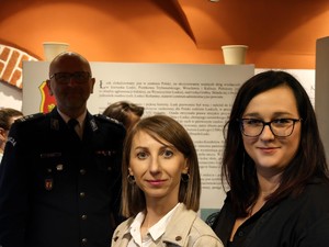 Pracownice cywilne pozują do zdjęcia.