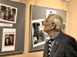 Pan Juliusz Baczmaga ogląda wystawę.