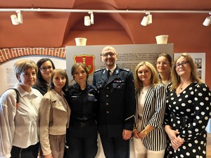 Komendant Powiatowy Policji w Łasku pozuje do zdjęcia z kobietami.