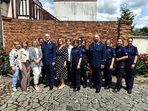 Grupowe zdjęcie policjantek i pracownic cywilnych wraz z Komendantami.