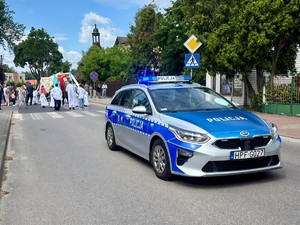 Policjanci zabezpieczają procesję Bożego Ciała.