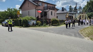 Policjanci zabezpieczają procesję Bożego Ciała.