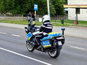 Policjanci patrolują teren imprezy w Buczku.