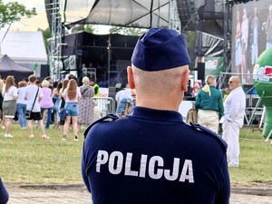 Policjanci patrolują teren imprezy w Buczku.