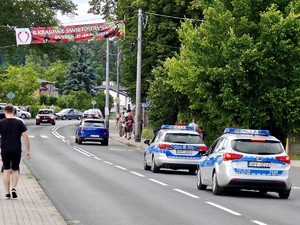 Policjanci patrolują teren imprezy w Buczku.