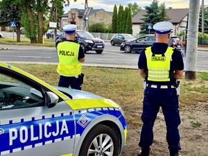 Policjanci patrolują teren imprezy w Buczku.