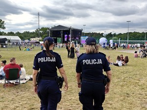 Policjanci patrolują teren imprezy w Buczku.