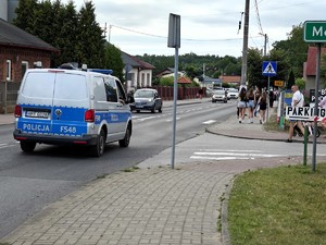 Policjanci patrolują teren imprezy w Buczku.