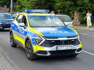 Policjanci patrolują teren imprezy w Buczku.