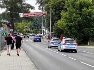 Policjanci patrolują teren imprezy w Buczku.