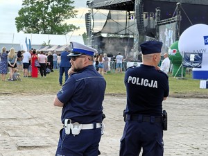 Policjanci patrolują teren imprezy w Buczku.