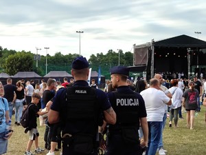 Policjanci patrolują teren imprezy w Buczku.