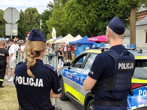 Policjanci patrolują teren imprezy w Buczku.
