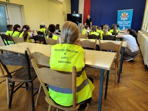 Dzieci zwiedzają komendę.