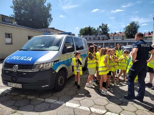 Dzieci zwiedzają komendę.