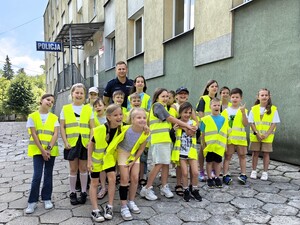 Dzieci zwiedzają komendę.