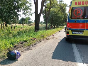 Motocykl leży w rowie.