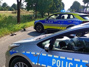 Motocykl leży w rowie.