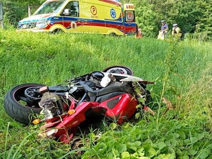 Motocykl leży w rowie.