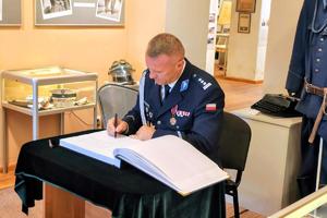 Policjanci na Międzypowiatowych Obchodach Święta Policji w Łasku.