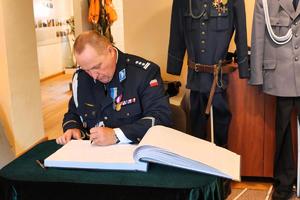 Policjanci na Międzypowiatowych Obchodach Święta Policji w Łasku.