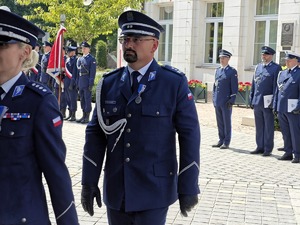 Komendant otrzymuje medal.