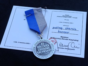 Komendant otrzymuje medal.