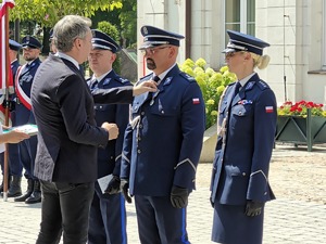 Komendant otrzymuje medal.
